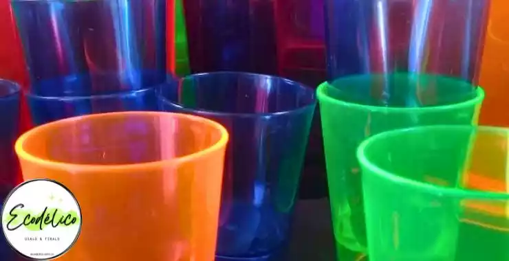 Vasos de colores de plástico