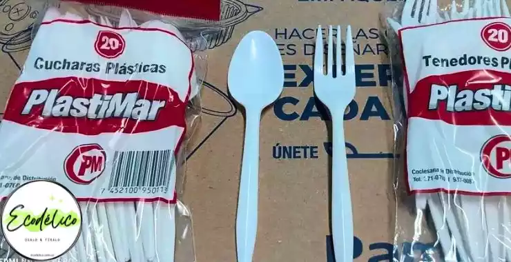 Juego de cucharas y tenedores desechables