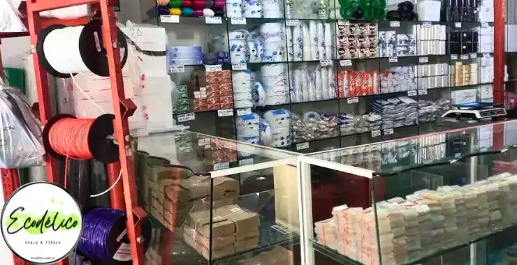 Bodega de productos desechables y decoración