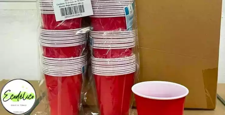Pocillos de color rojo para bebidas gaseosas