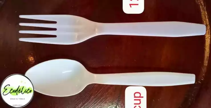Tenedor y cuchara de color blanco
