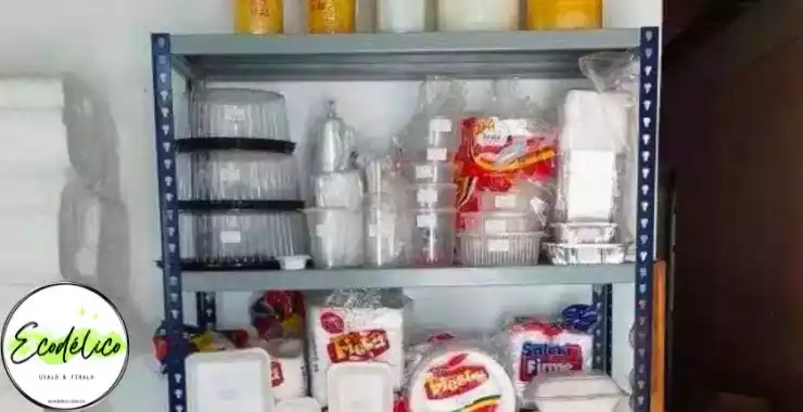 Estantería con productos desechables