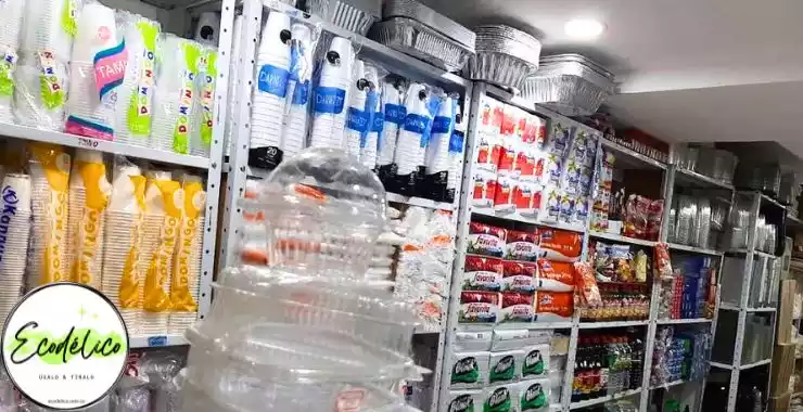 Estantería con platos y vasos desechables