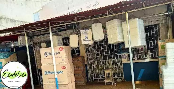 Cajas llenas de productos desechables