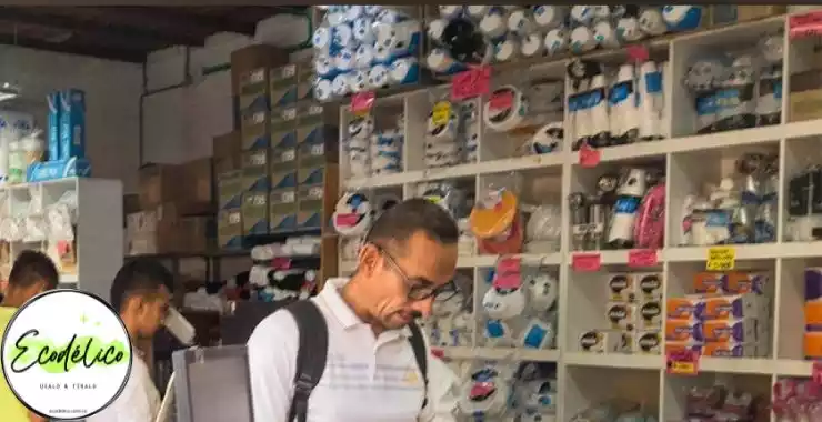 Estantería de productos desechables en Bucaramanga