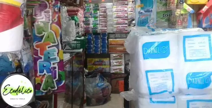 Bodega de dulces y productos desechables